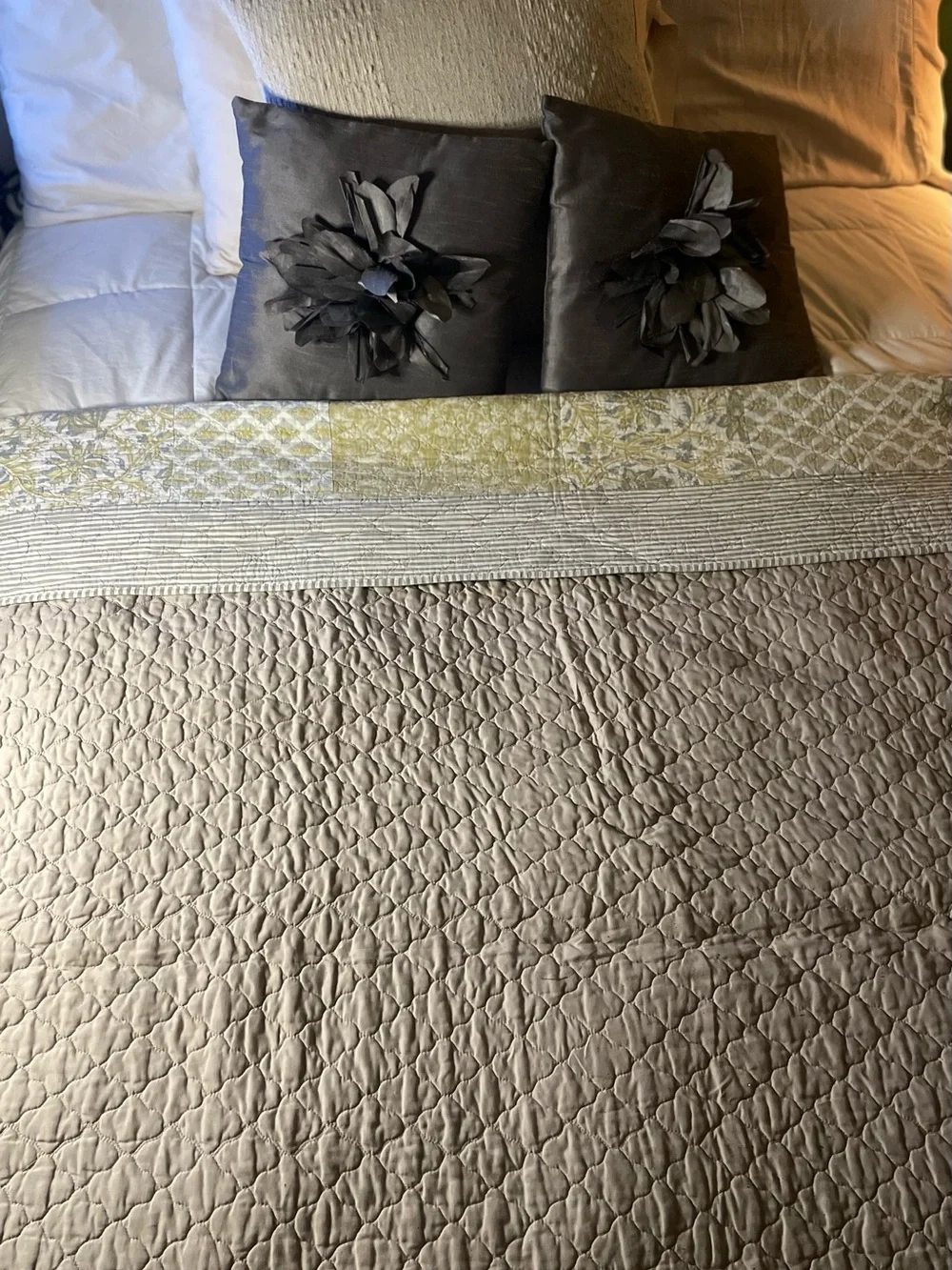 Heavy! JCPENNY. Quilt 86”x84” in bl/gray, gold, tan, & cream. 100% Cotton